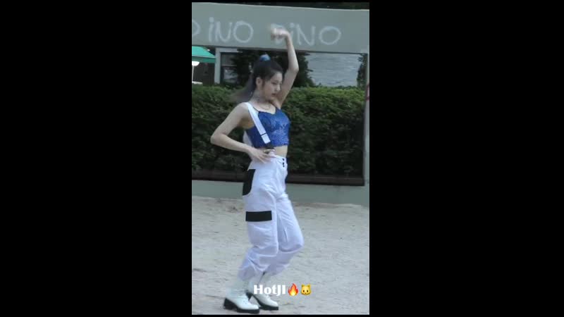 190803 @ hwang yeji – icy (hongdae street interview)