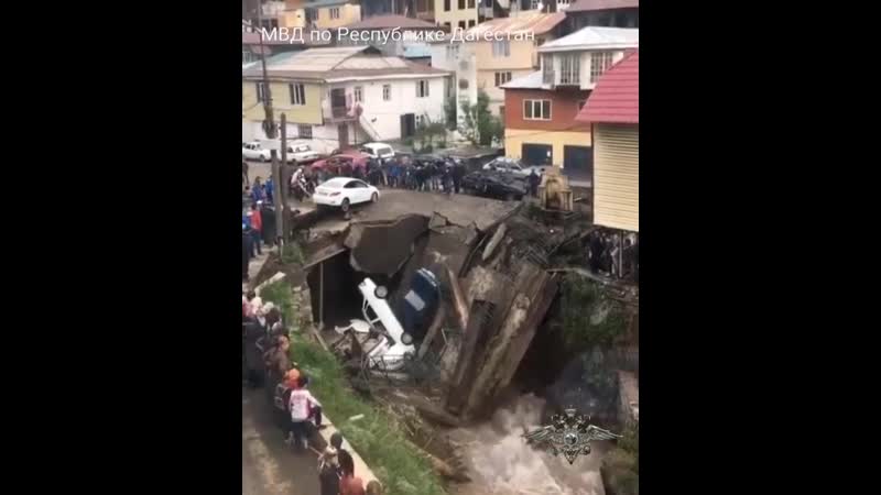 В дагестанском селе бежта рухнул самодельный мост