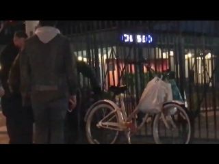 Justin bieber helping old woman get across street after she was in accident in la january 27, 2016