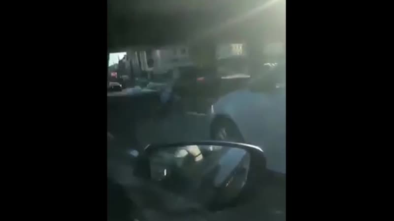 Мамаша с коляской, попыталась перейти напролом одну из самых широких улиц казани