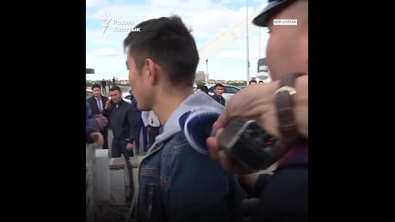 В нур султане мужчина забрался на мост «в знак протеста»