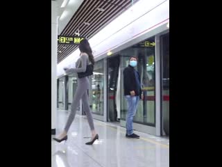 Мужик ей в пупок дышит 🤣