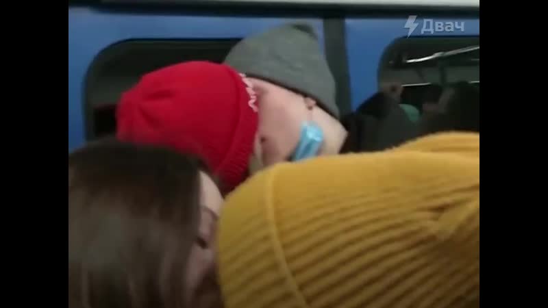 Протестный поцелуй в метро екатеринбурга