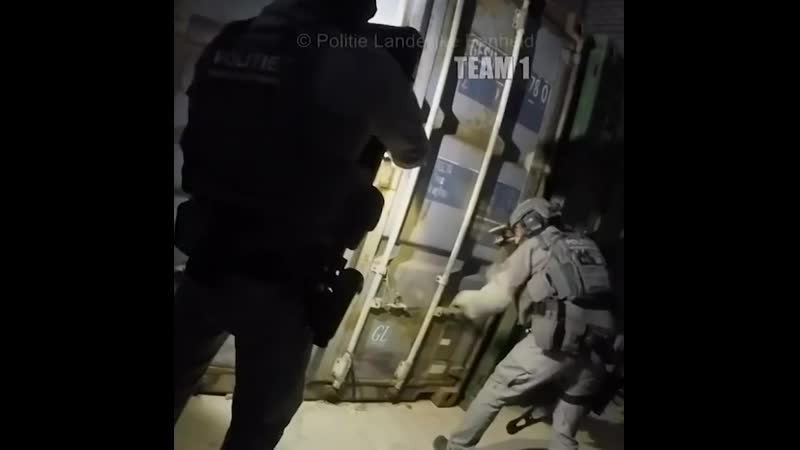 Полиция нидерландов обнаружила грузовой контейнер, который был переоборудован в камеру пыток внутри контейнер был полностью шу