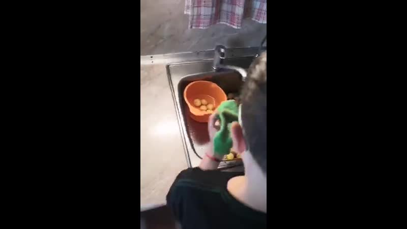 Мыть посуду и чистить овощи будут даже молодые!!!!!