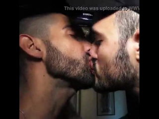 Beijo cheio de tesão entre machos!