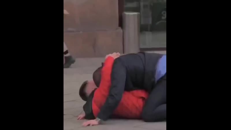 Известный блогер михаил литвин снес типу еб*чку