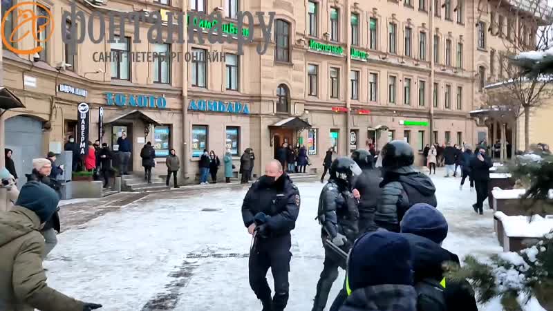 У одного из силовиков сдали нервы и он достал табельное, направив его в толпу