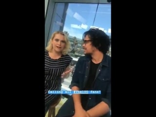 Video bob and eliza at their entertainment tonight intervew at sdcc via leanneaguilera instagram story the100 bellarke