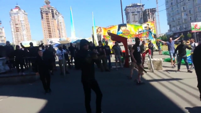 Проплачені бандити нападають на гей парад у києві (повне відео)