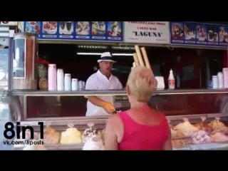 Мороженое на палочке в виде реалистичного мужского члена / an ice cream vendor trap a client with an ice like penis