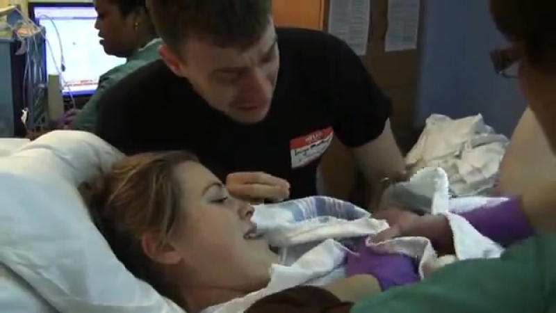 Папы впервые видят своих новорожденных детей