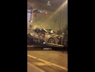 Homem aranha aparece dirigindo um carro em vídeo do set