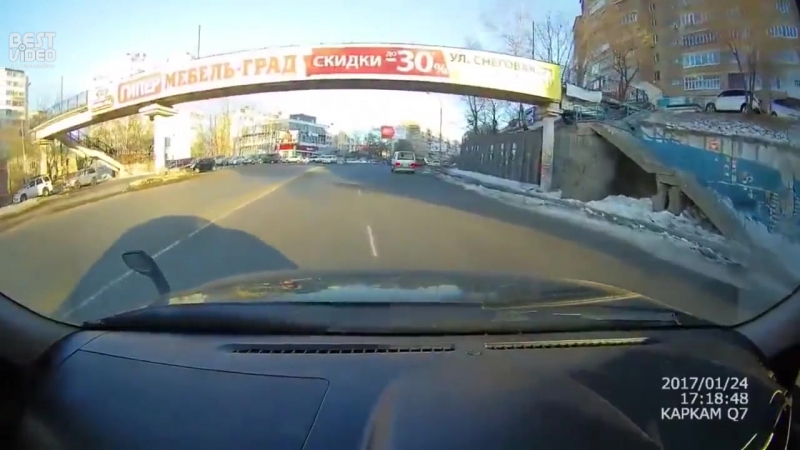 Коврик заклинил педаль газа!