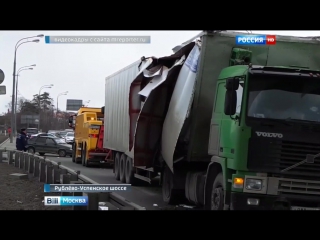 На рублево успенском шоссе фура не вписалась в ограничитель высоты