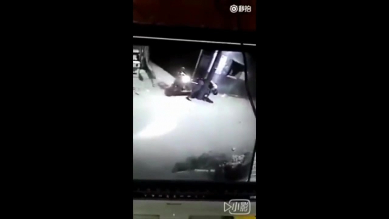 Столб на дороге скутериста