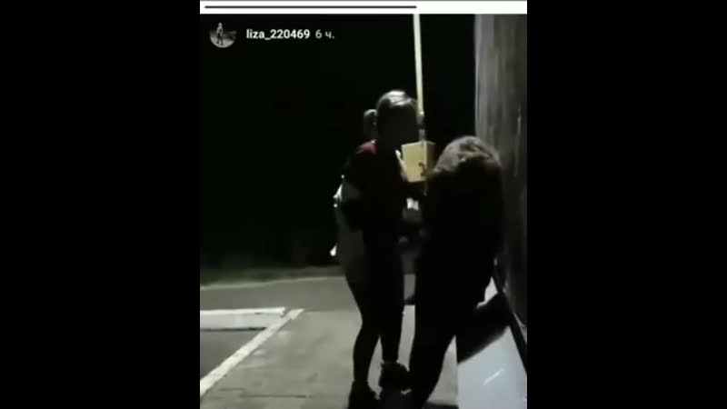 Вписка молодая девчонка бьёт подругу за то что та болтала про неё и хотела отбить парня, разборка, самосуд