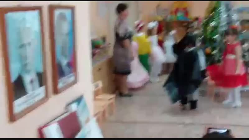 Новогодний хоровод с нечистой силой