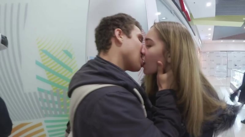 Kissing prank поцелуй с незнакомкой развод на поцелуй