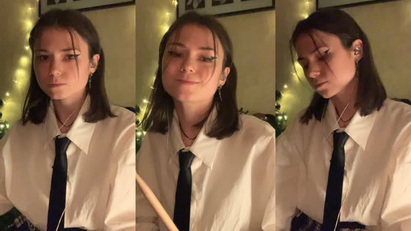 Школьница рубит поп панк на электрогитаре🔥