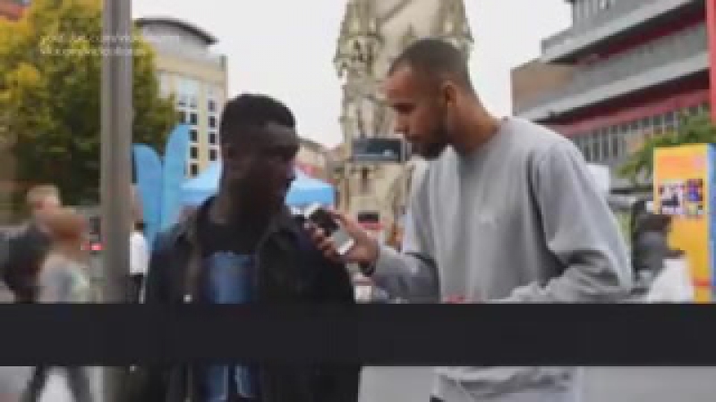 Случайным прохожим дали послушать коран