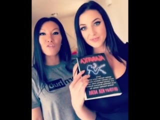 Asa akira и angela white рекламируют книгу, звезда порно модель