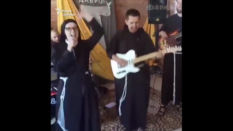 Беларускія манахі з электрагітарамі сьпяваюць «тры чарапахі»