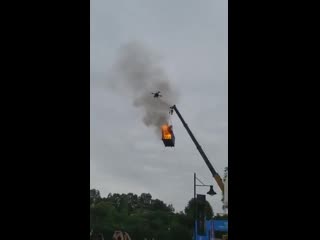 В китае уже даже дронов заставили тушить пожары
