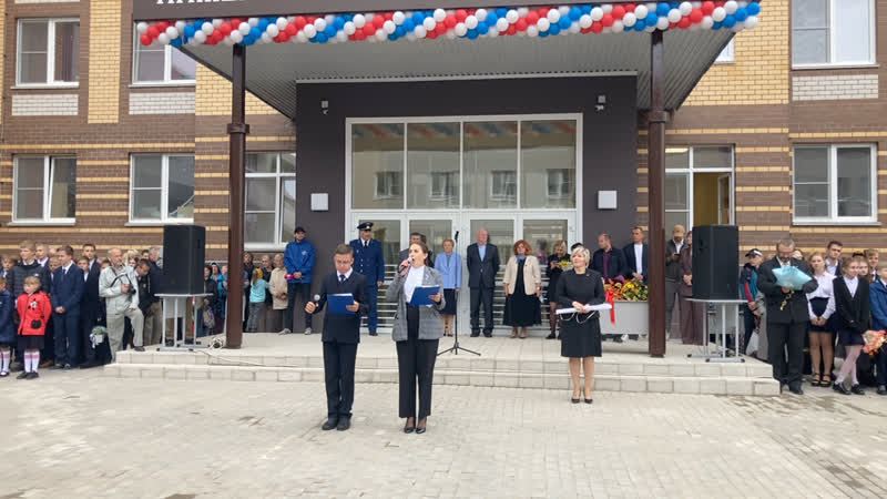 Линейка в новой школе на улице заслонова