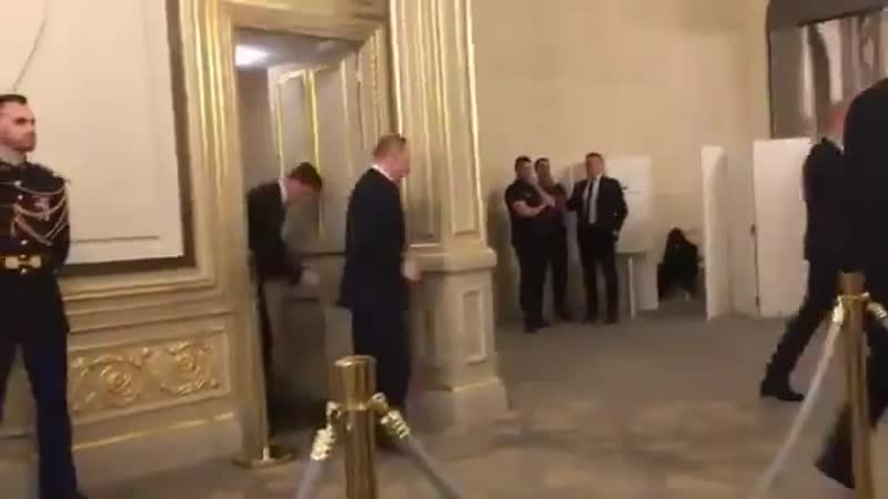 Питун выходит из туалета с охраной