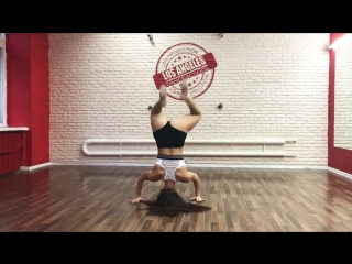 Задница виляет девицей