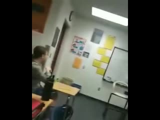 Препод отжигает закидывая бутылку в урну