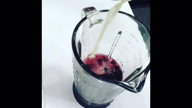 Невероятно полезный смузи в нашем баре 🍌🍒😋