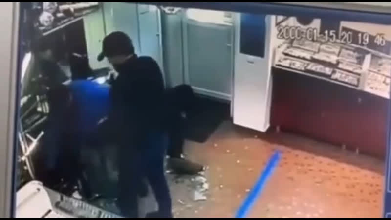 На камеры попало недавнее ограбление ювелирного салона в ижевске на 20 миллионов (!) рублей