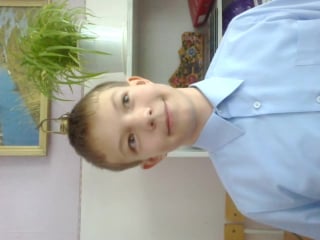 Глотает улыбку