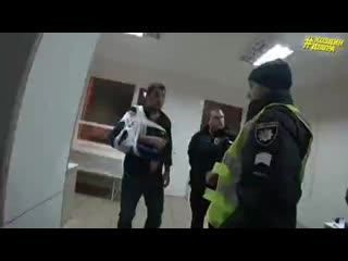 Нарушитель качает ментам