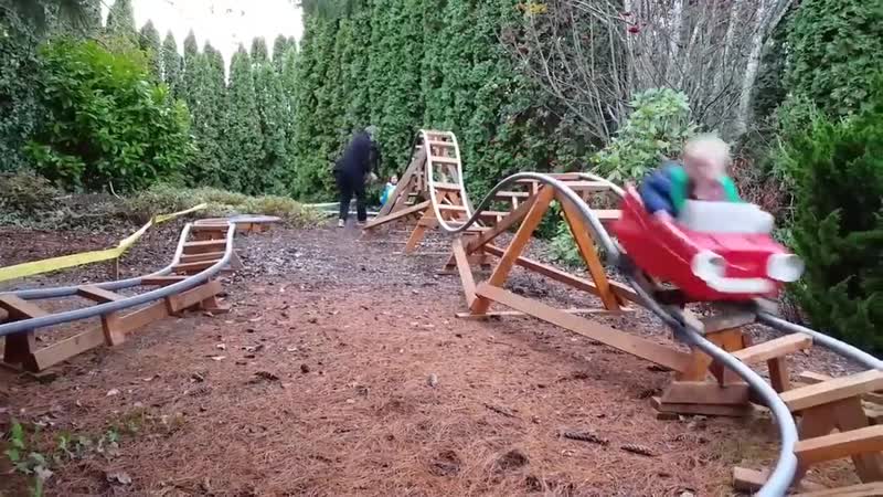 Дедушка для внуков смастерил аттракцион