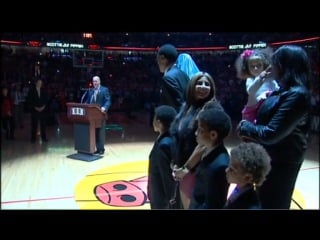 Bulls unveil bronze bust of scottie pippen