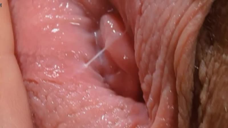 Вагинальная смазка вытекает из сочной писи во время мастурбации