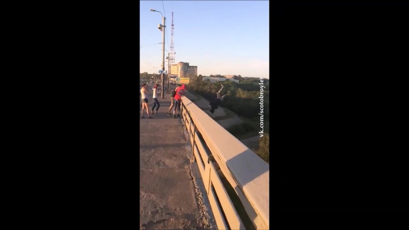 Сбросили девушку с моста