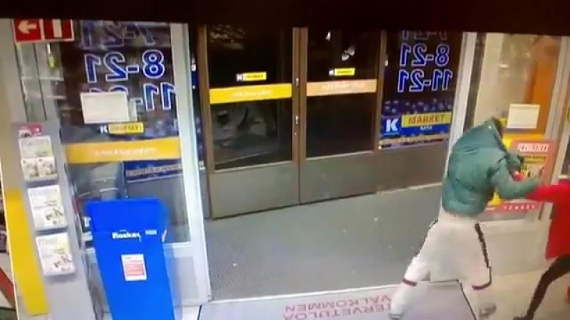 Девушка кассир остановила грабителя