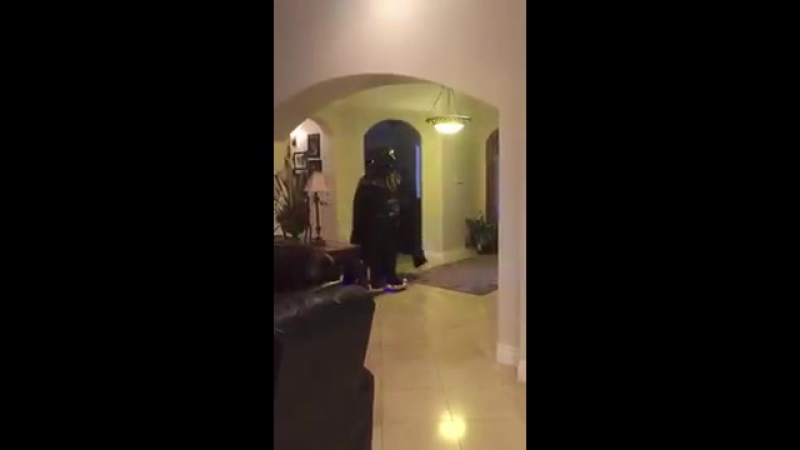 Дарт вейдер бьется со всей силы об стену на своем гироскутере
