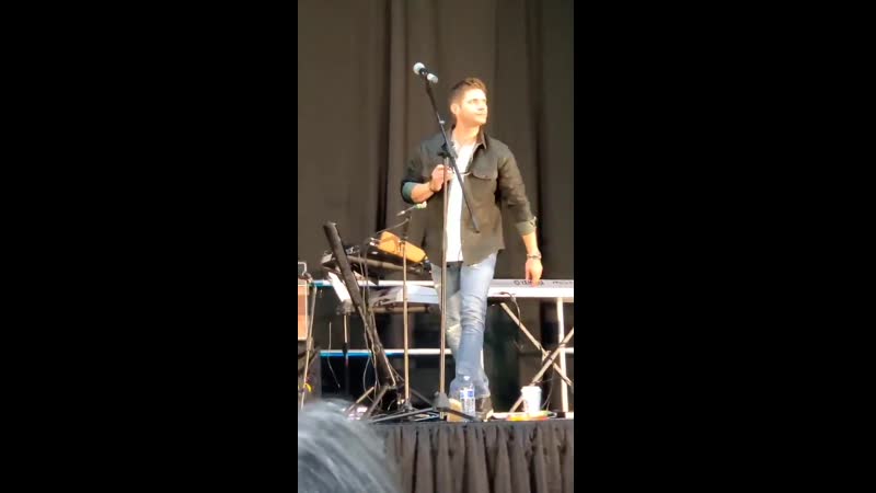 Дженсен показывает, как споткнулся джаред | spnnj njcon 2019