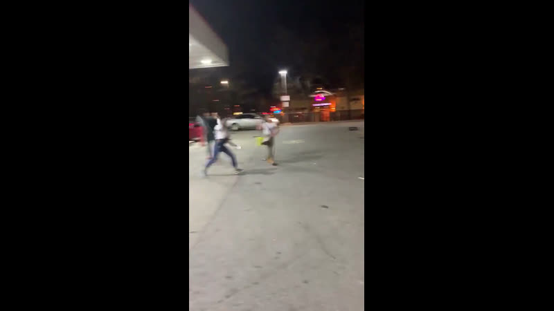 В сша мужик попытался разнять дерущихся женщин, которые поспорили из за хотдога