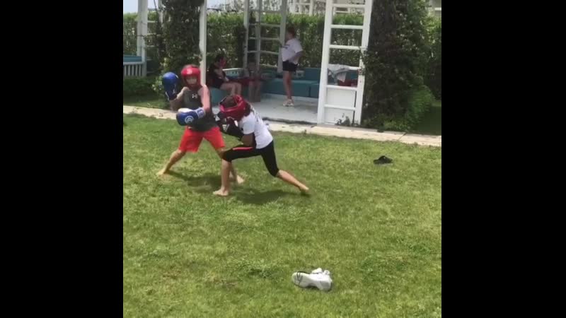 Девочки боксируют