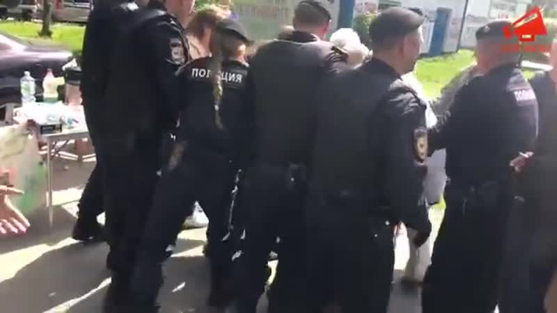 В москве жестко задерживают местных жителей, которые протестуют против строительства многоэтажки в сквере по программе реновации