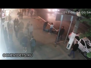 Парень устроил битву со шлагбаумом