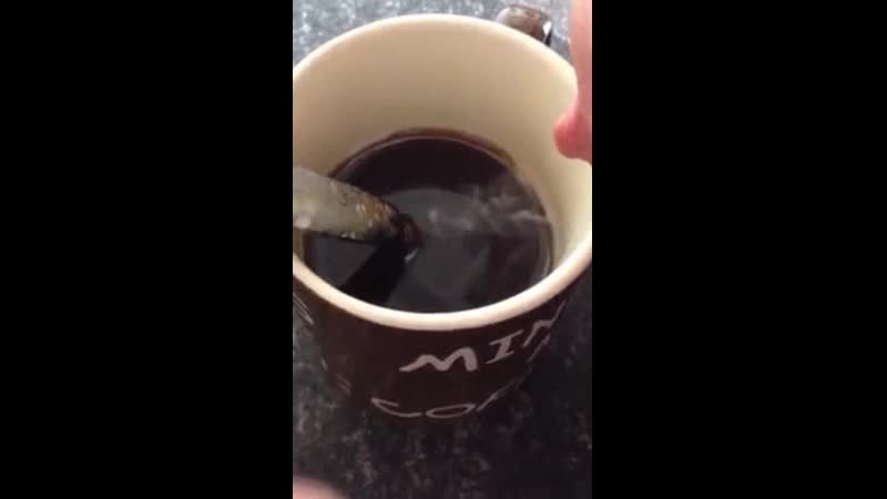 Кофе с грудным молоком женщина нацедила со своей сиськи себе молочка в чашку с кофе )