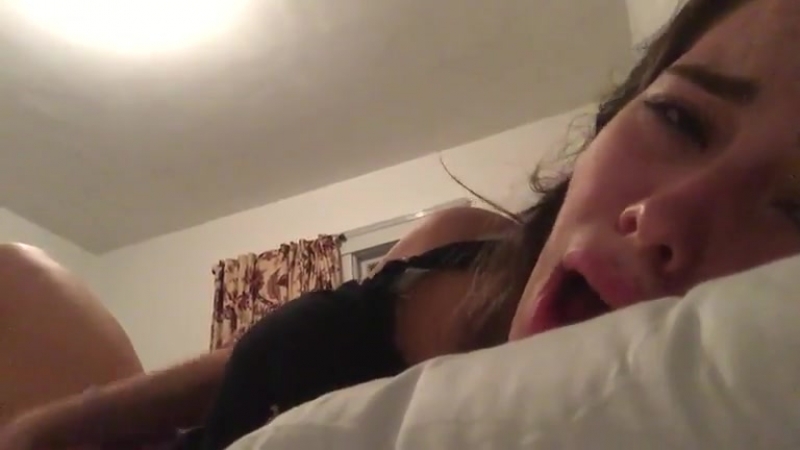 Девушка мастурбирует на кровати - порно видео на grantafl.ru