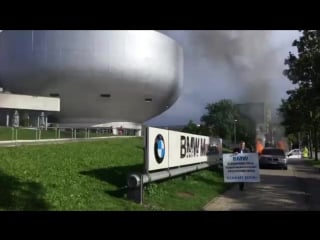 Итальянец сжег bmw у центрального офиса компании в знак протеста это уже не первый подобный поступок огорченного качеством марк